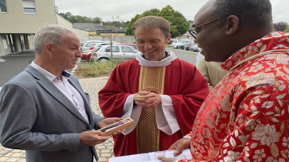 Présentation du Père Cosme HOUSSOU